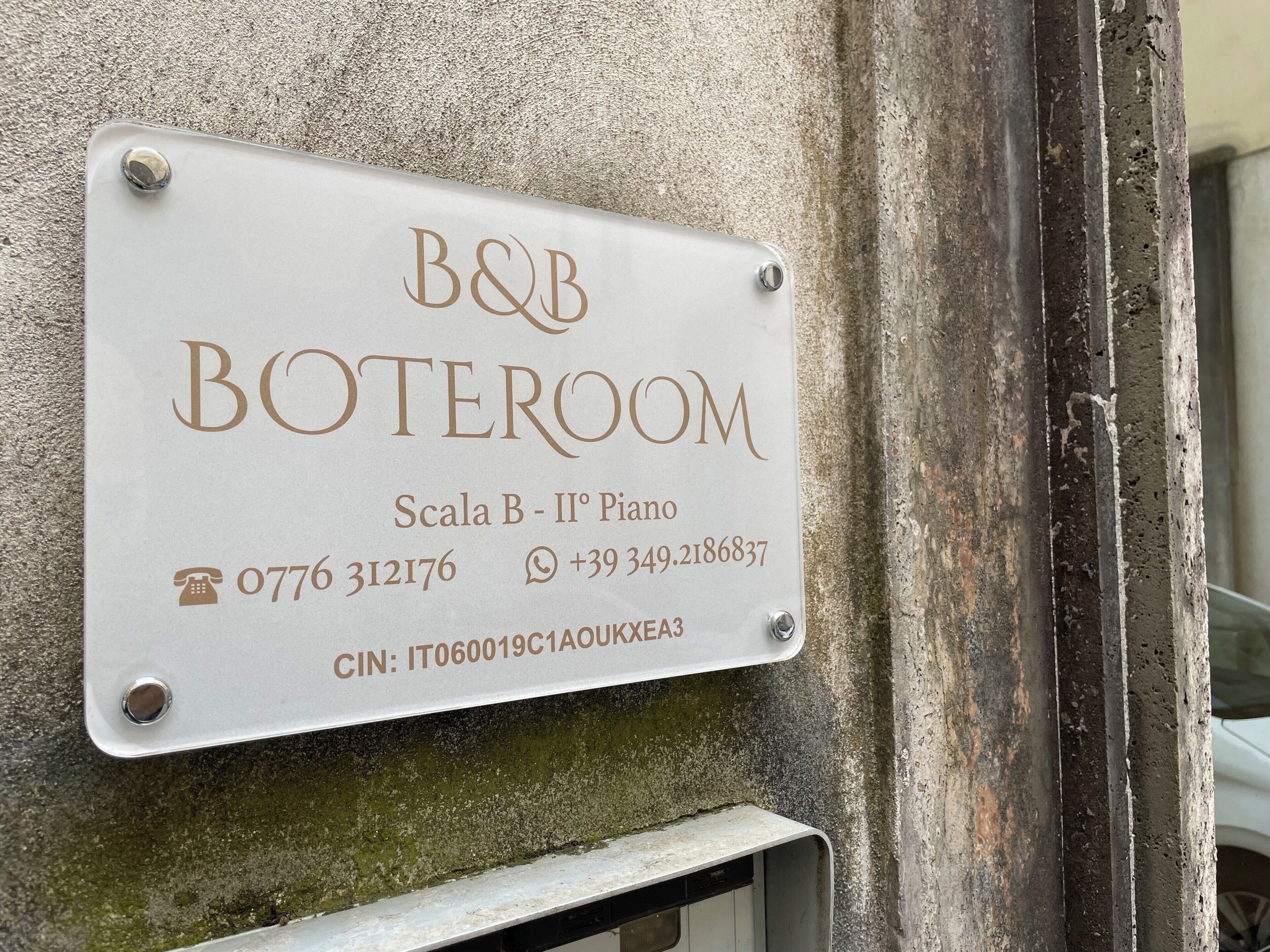 Señal para B&B Boteroom que indica la habitación número Scala B – II° Piso, con números de contacto y un código CIN.