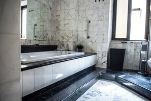 Camera Friendly, 2 Camere, Vista Lago | Bathroom | Hair dryer, bathrobes, bidet, towels
