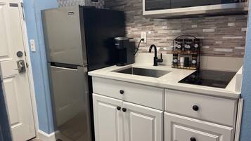 Frigorifero, microonde, piano cottura, macchina per tè/caffè