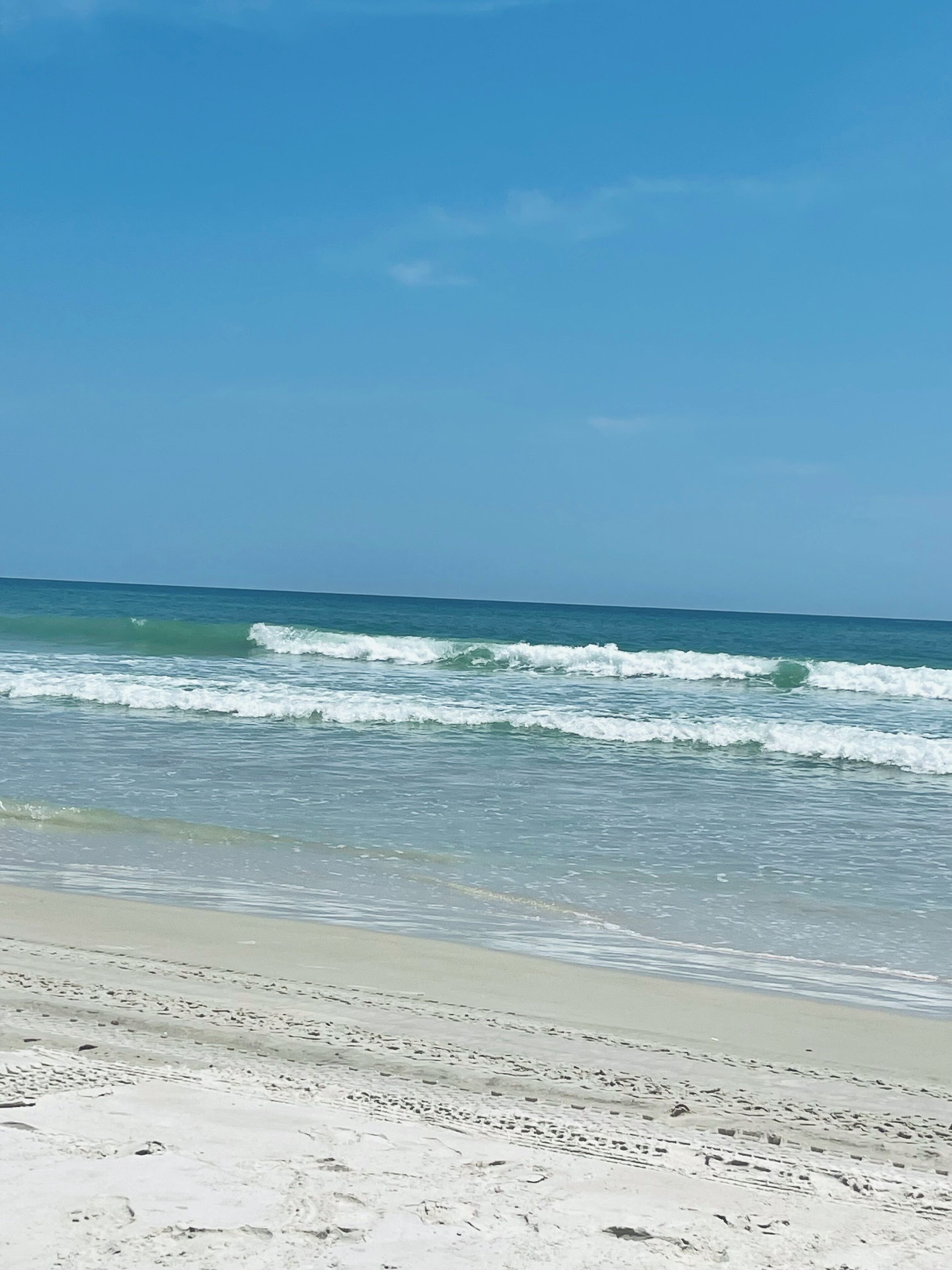 على الشاطئ، كراسي للتشمس، مناشف للشاطئ