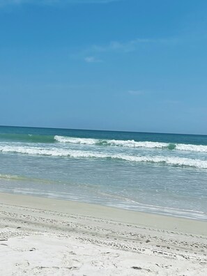 A beach with waves and a clear sky. - Oceanview Condo-Clean & Comfy-WIFI in Daytona Beach Shores (Daytona Beach)