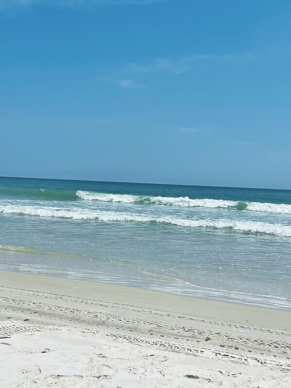 På stranden, solsenger og strandhåndklær