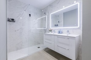 Shower, hair dryer, towels