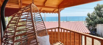 Denize sıfır, manzaralı ve teraslı iki katlı mini villalar.