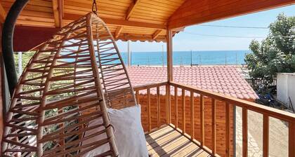 Denize sıfır, manzaralı ve teraslı iki katlı mini villalar.