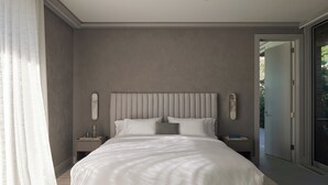 Une chambre à coucher moderne avec un grand lit, une table de chevet et une commode.