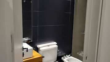 Regadera, bidet, toallas, jabón