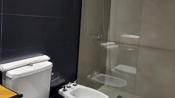 Regadera, bidet, toallas, jabón