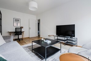 TV, stereo - Blueground | Matthäus, balcony & w/d, nr zoo (Basel)