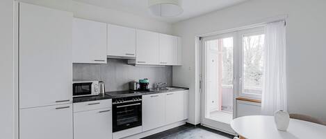 冷蔵庫、電子レンジ、オーブン、コンロ