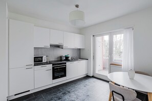 Fridge, microwave, oven, stovetop - Blueground | Matthäus, balcony & w/d, nr zoo (Basel)