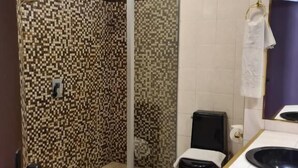 Un bagno con doccia, toilette e lavabo.