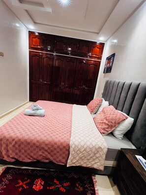 2 chambres, fer et planche à repasser, Wi-Fi, draps fournis