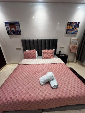 2 chambres, fer et planche à repasser, Wi-Fi, draps fournis