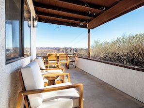 Outdoor dining - Scenic Mountain View Desert Escape. Located between Palm Springs & Joshua Tree (Morongo Valley)