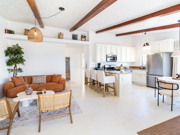 Smart-tv, eldstad, ett bordtennisbord och böcker