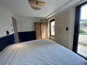 7 bedrooms, iron/ironing board, WiFi, bed sheets