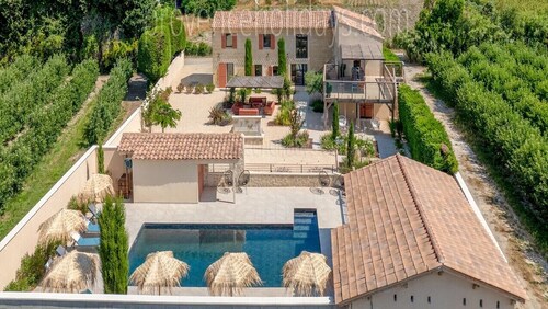 MAS PROVENCE SWIMMING POOL 7 BEDROOMS 7 BATHROOMS for 20 PERS and open-air cinema