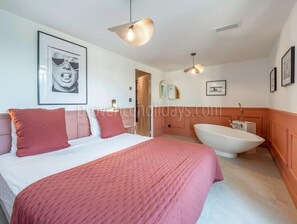 7 bedrooms, iron/ironing board, free WiFi, bed sheets