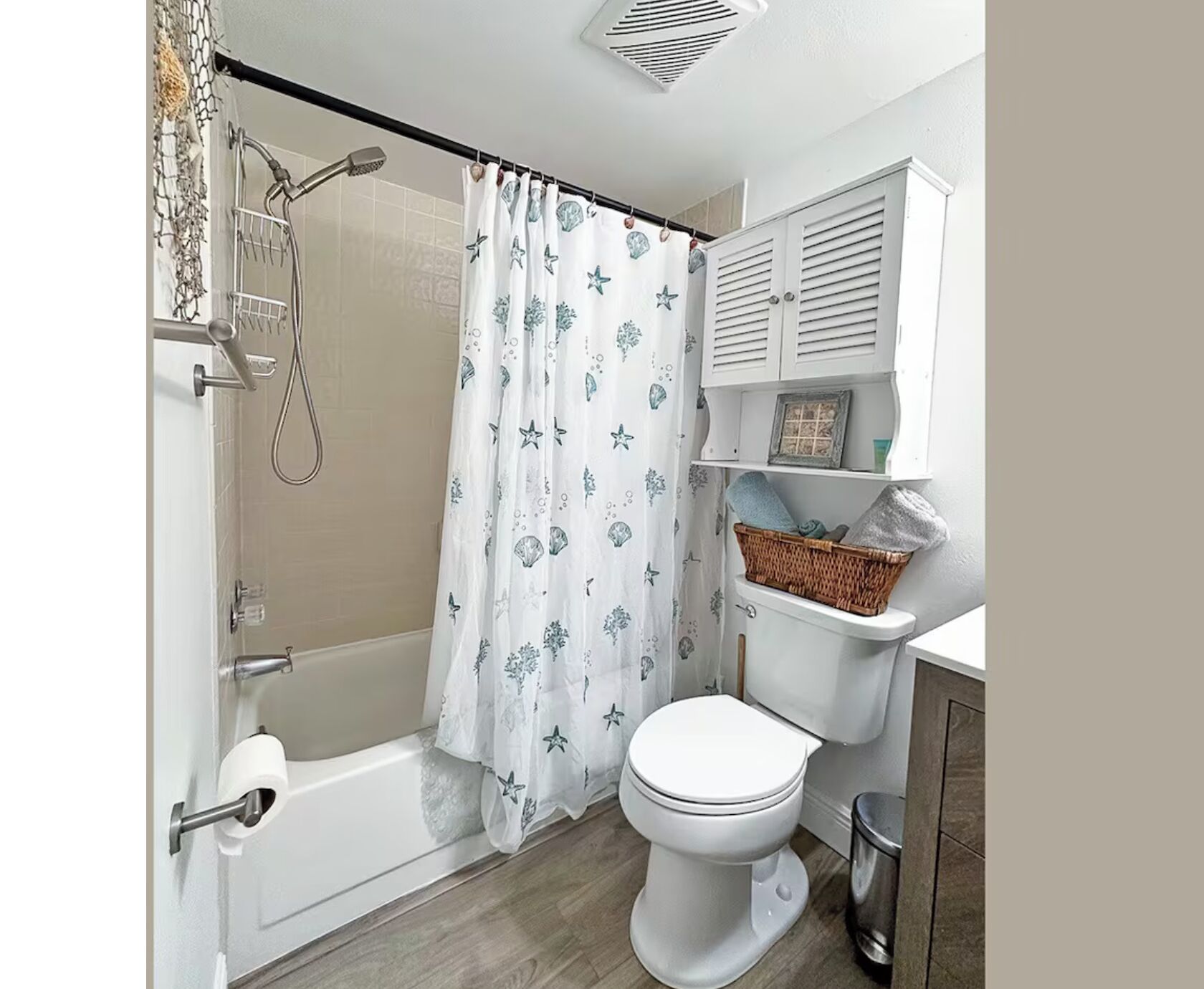 Secadora de cabello, toallas, papel de baño 
