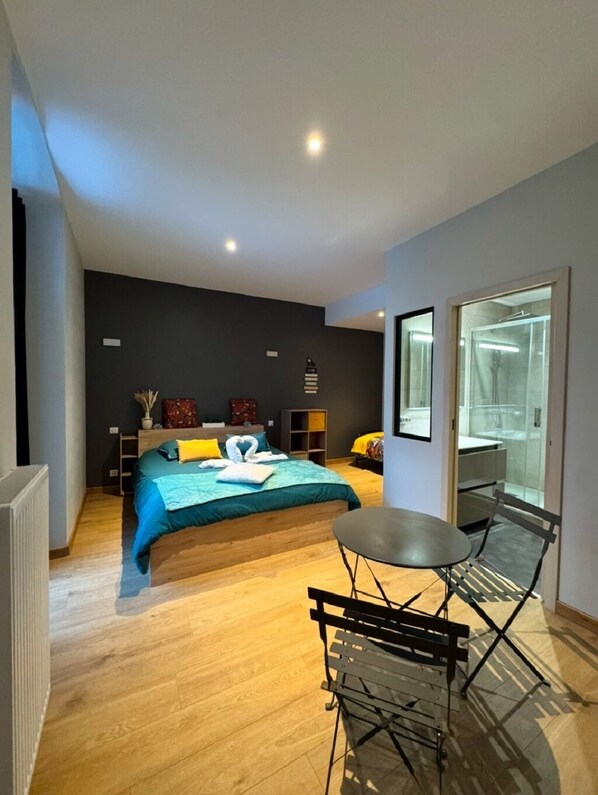 3 bedrooms, iron/ironing board, WiFi, bed sheets