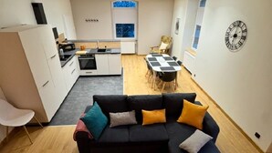 Un apartamento moderno con sala de estar, cocina y comedor.