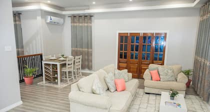 The Royal Haven- Stylish, modern 3-bedroom luxury villa, 4min to mall, Stadium
