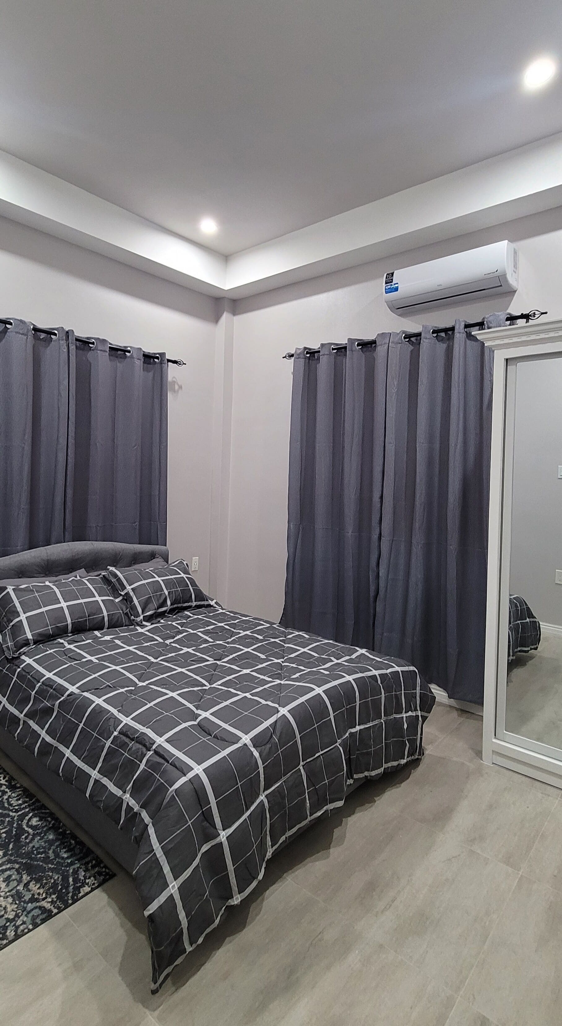 3 habitaciones, tabla de planchar con plancha, wifi y ropa de cama 