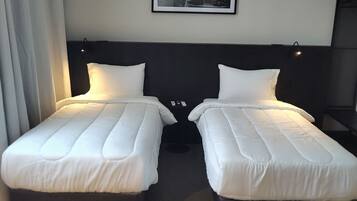 Camera Superior | Cassaforte in camera, una scrivania, postazione laptop, tende oscuranti