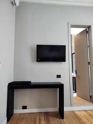 Kamar Superior | Brankas, meja kerja, ruang kerja ramah laptop, dan tirai kedap cahaya