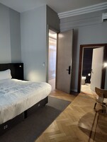 Habitación de lujo | Caja fuerte, escritorio, espacio para trabajar con un portátil