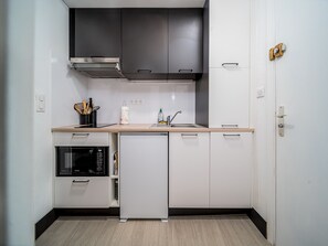 Refrigerador, microondas, lavavajillas y cafetera y tetera 