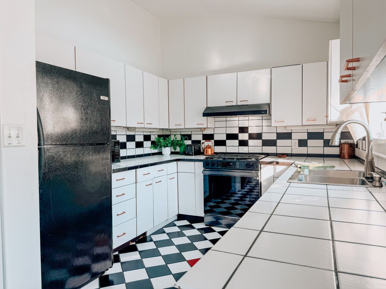 Køleskab, mikrobølgeovn, ovn, kogeplade