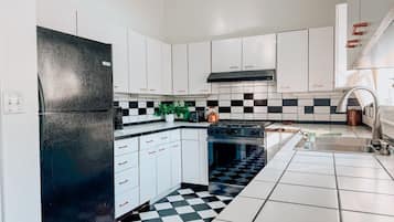 Køleskab, mikrobølgeovn, ovn, kogeplade