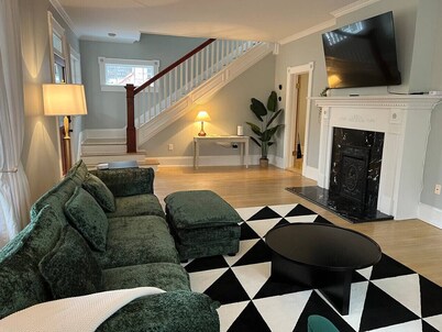 Mins to Downtown - Spacious Home