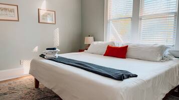 Skrivebord, strykejern/-brett, wi-fi (inkludert) og sengetøy