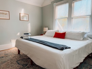 Desk, iron/ironing board, free WiFi, bed sheets - Mins to Downtown - Spacious Home (Greensboro)