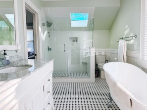 Hair dryer, towels - Mins to Downtown - Spacious Home (Greensboro)