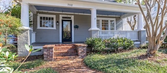 Mins to Downtown - Spacious Home