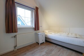 4 bedrooms, individually furnished - Holiday Home Near Beach and Forest (Sint Maartensvlotbrug)