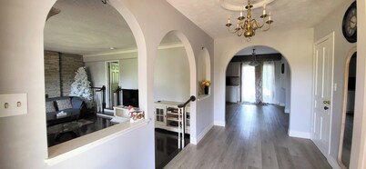 Spacious 5-bedroom bungalow in lovely Thorold with WiFi, AC