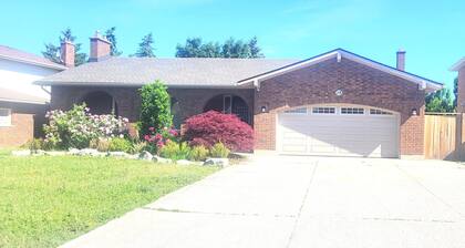 Spacious 5-bedroom bungalow in lovely Thorold with WiFi, AC