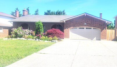 Spacious 5-bedroom bungalow in lovely Thorold with WiFi, AC