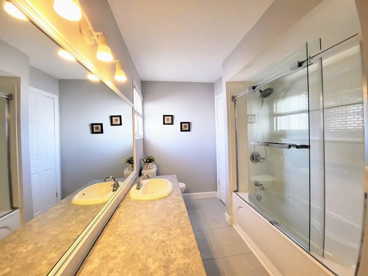 Douche, séchoir à cheveux, serviettes fournies, savon