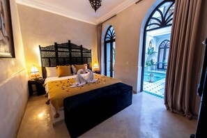 Deluxe tweepersoonskamer | Een bureau, een laptopwerkplek, geluiddichte muren, gratis wifi