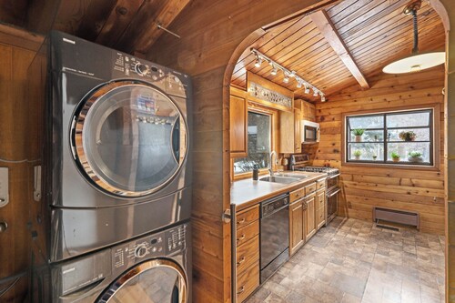 Mountain Family Cabin w/ 4 bedrooms & pool table