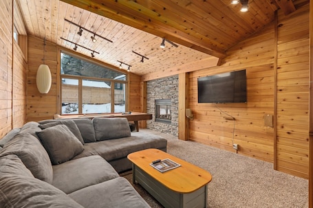 Living area. Mountain Family Cabin w/ 4 bedrooms & pool table