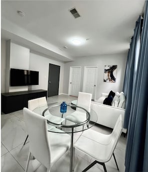 Dining - Your Vacation home! 2bd next to Reading Terminal (Philadelphia)