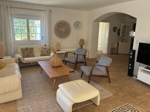 Smart TV, reproductor de DVD y libros 