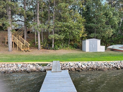 Peaceful 2-bedroom cabin with WiFi, AC, at the lake with privacy